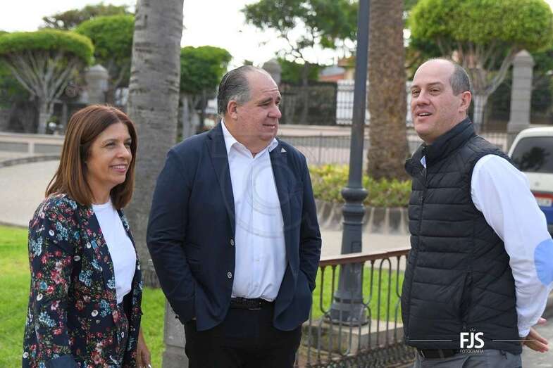 La alcaldesa Carmen Hernández; el concejal Juan Martel y el gerente de Gestel, Jesús Suárez/TA.